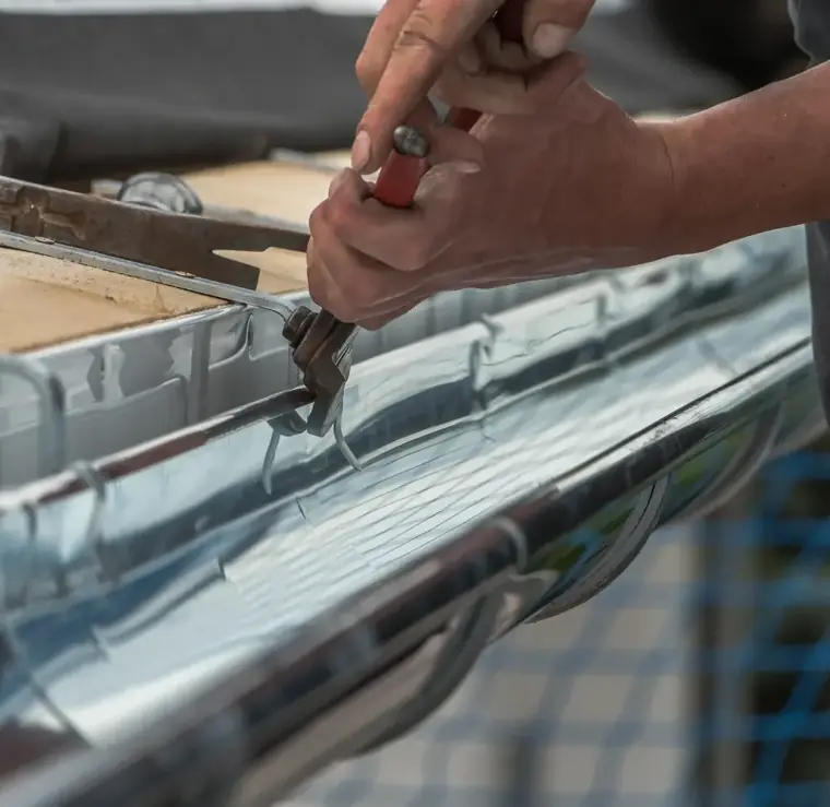 Pose et soudure d’une gouttière en zinc